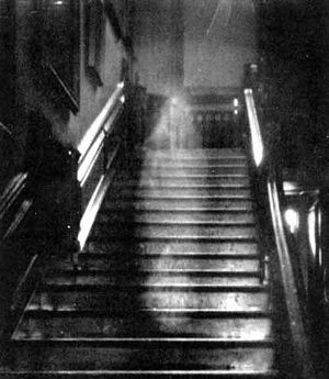 Brown Lady de Raynham Hall reclamó la fotografía del fantasma, el capitán Hubert C. Provand.  Publicado por primera vez en Country Life, 1936