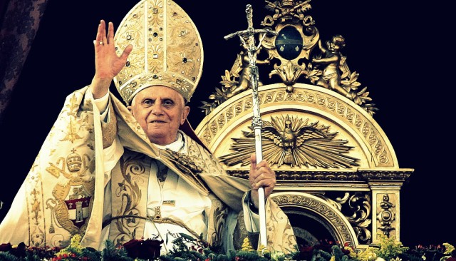 POPE BENEDICT BLESSES PILGRIMS ON CHRISTMAS DAY