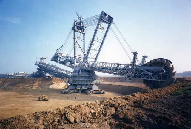 Giant-Bucket-Wheel-Excavator