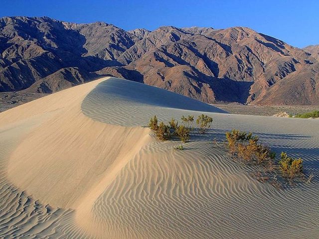 800px-Death_valley_sand_dunes