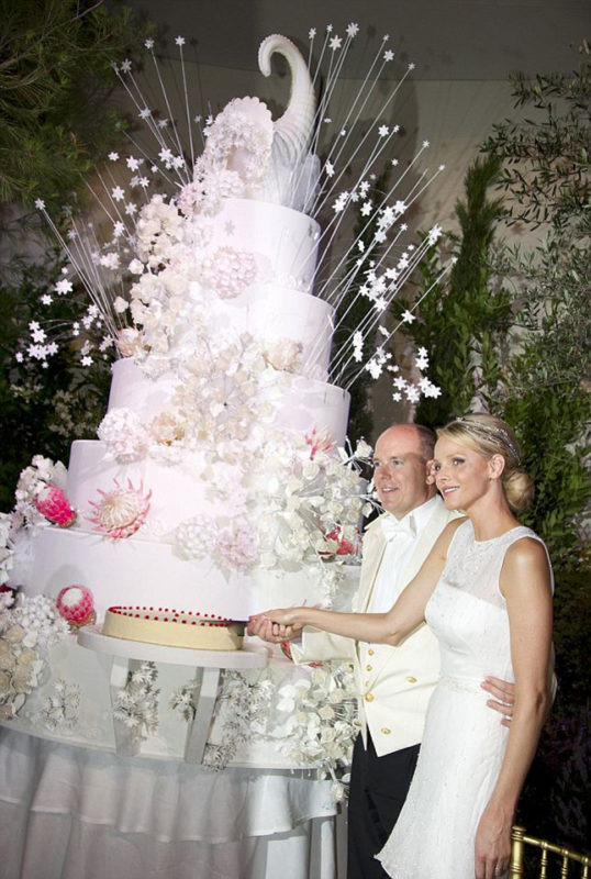 Monaco's Prince Albert II and Princess Charlene cut their wedding cake at the Gala Dinner at the Opera Garnier in Monaco July 2, 2011.   REUTERS/Palais Princier/Eric Mathon/Handout (MONACO  - Tags: ROYALS ENTERTAINMENT)  (MONACO ROYAL WEDDING)   THIS IMAGE HAS BEEN SUPPLIED BY A THIRD PARTY. IT IS DISTRIBUTED, EXACTLY AS RECEIVED BY REUTERS, AS A SERVICE TO CLIENTS