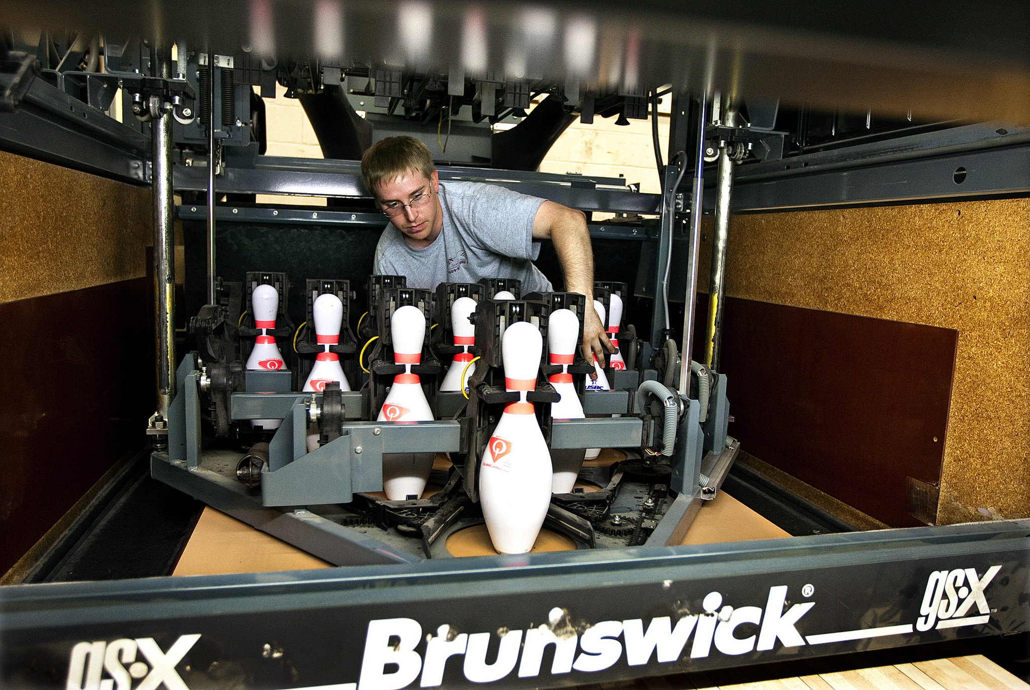 Шары для боулинга. Техник боулинга. Человек с шаром для боулинга. Форма для боулинга. Боулинг.